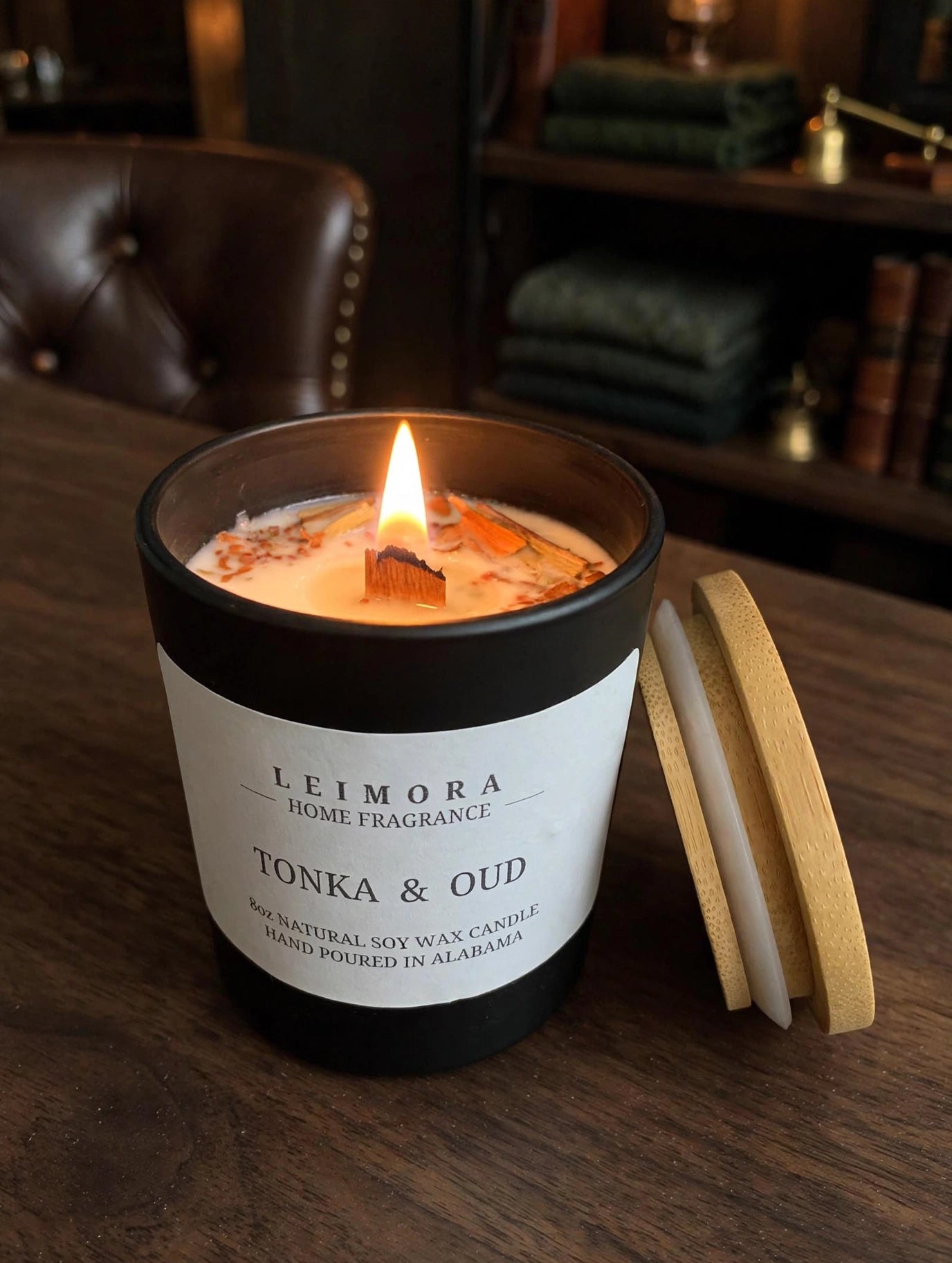Tonka & Oud Luxury Soy Candle – Warm Resin & Smoky Wood Scent